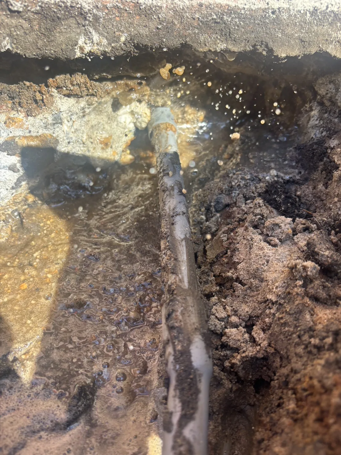 床全体を壊さず解決！地中の水漏れに、新設配管で対応